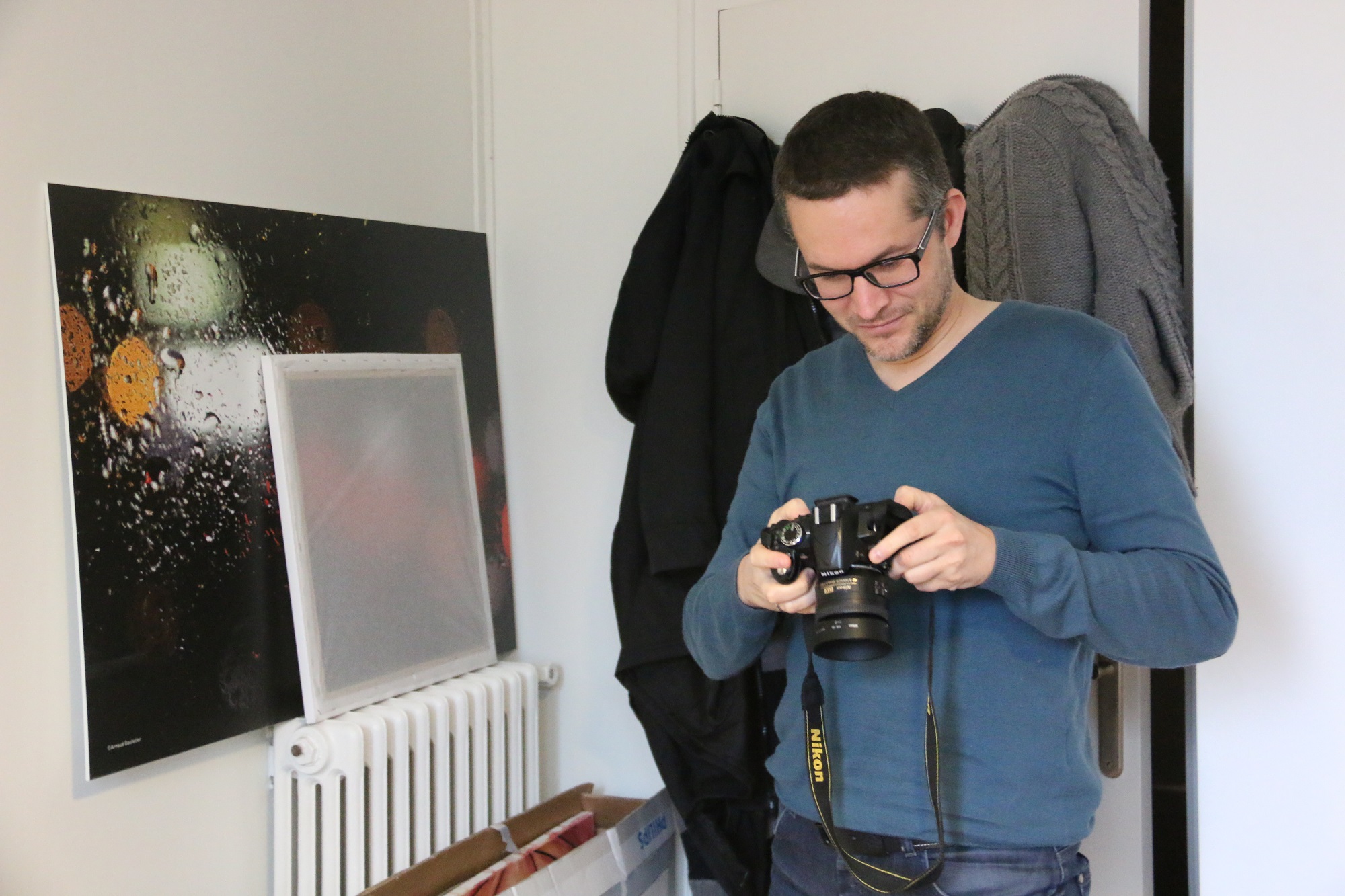Arnaud lutte contre sa maladie, appareil photo en main
